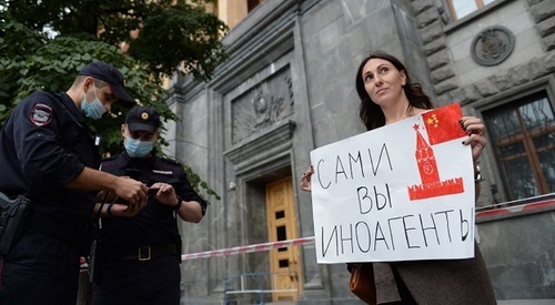 Participant of the action against laws on foreign agents, Moscow, August 2021. Screenshot of vido reportage made by the Dozhd TV channel: www.youtube.com/watch?v=X6fabOiPr64