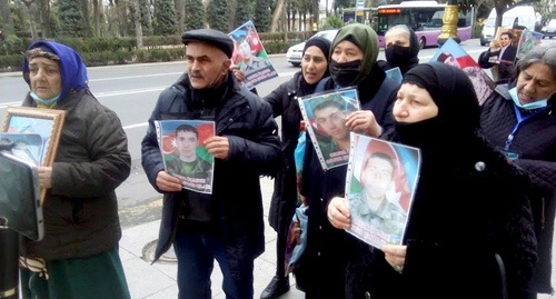 Relatives of the dead soldiers near the building of the presidential administration of Azerbaijan. Photo by Kyamal Ali for the Caucasian Knot