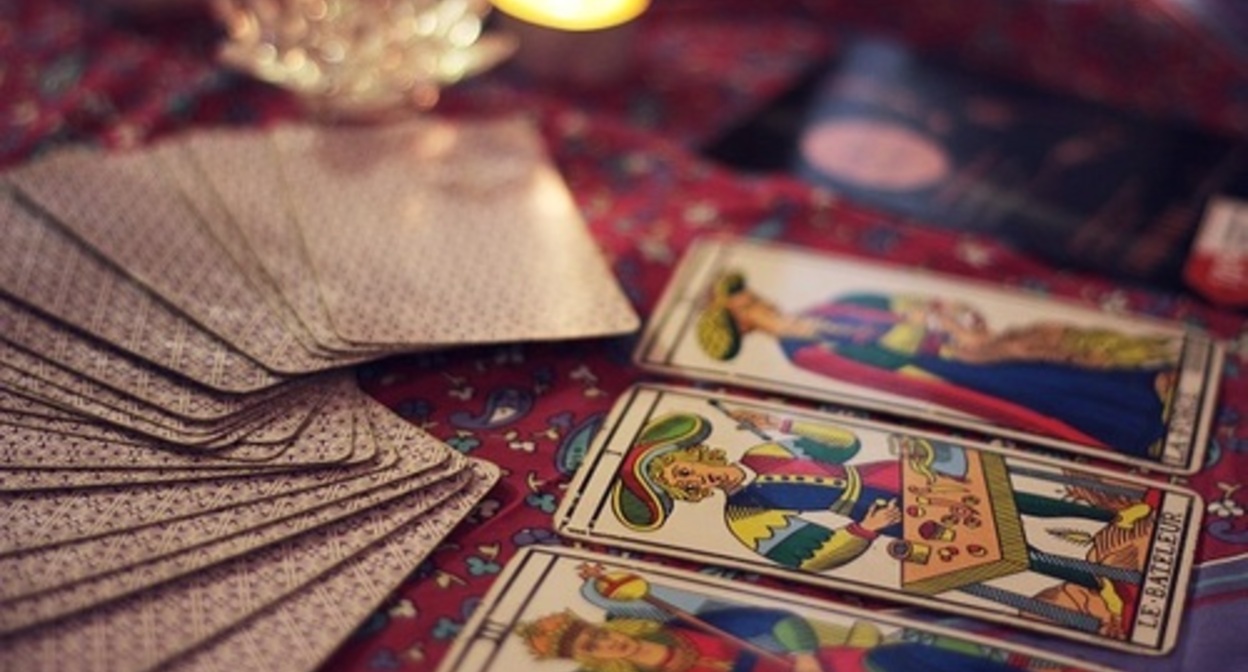 Card-reading. Photo: pixabay.com