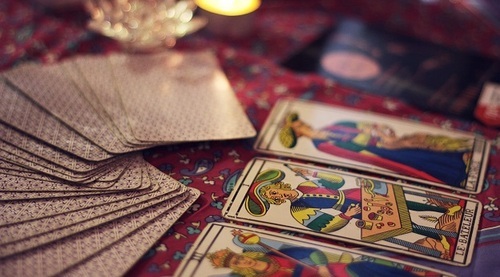 Card-reading. Photo: pixabay.com