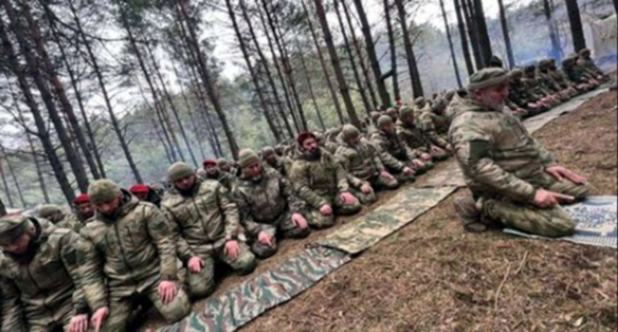 Law enforcers from Chechnya during a prayer. Screenshot of the video footage from the aircraft posted on the page ya_pomoshnik_kra_95 on Instаgram https://www.instagram.com/stories/ya_pomoshnik_kra_95/2780830250071916392/