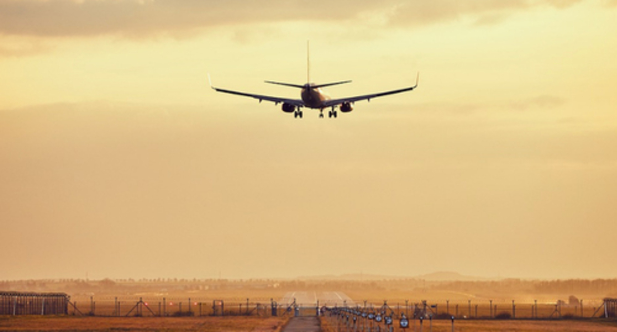 An airplane in the sky. Photo: pixabay.com