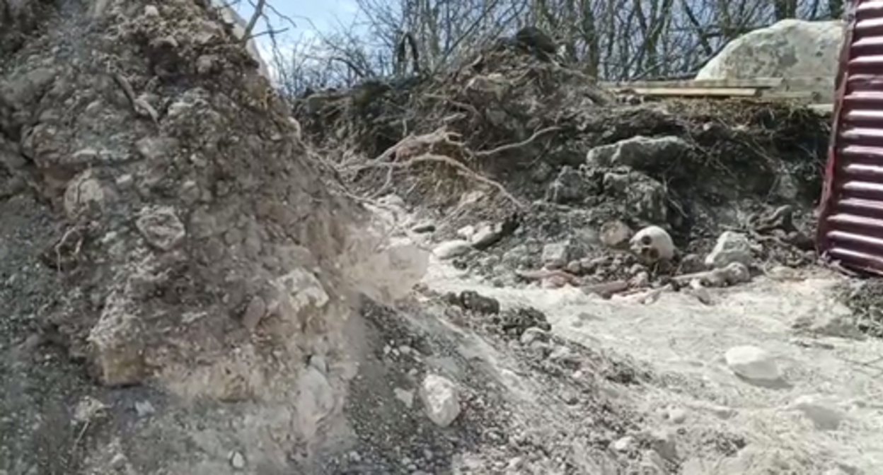 Remains, presumably, of the Azerbaijani military who died in the first Karabakh war, were found at the height of Farrukh near the Karabakh village of the same name. Photo: https://t.me/flash1news/22543