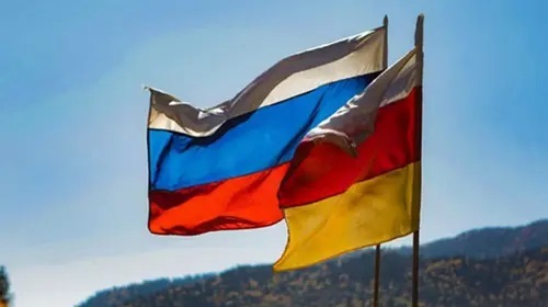 The flags of South Ossetia and Russia. Photo: cominf.org https://www.grozny-inform.ru/news/politic/131615/