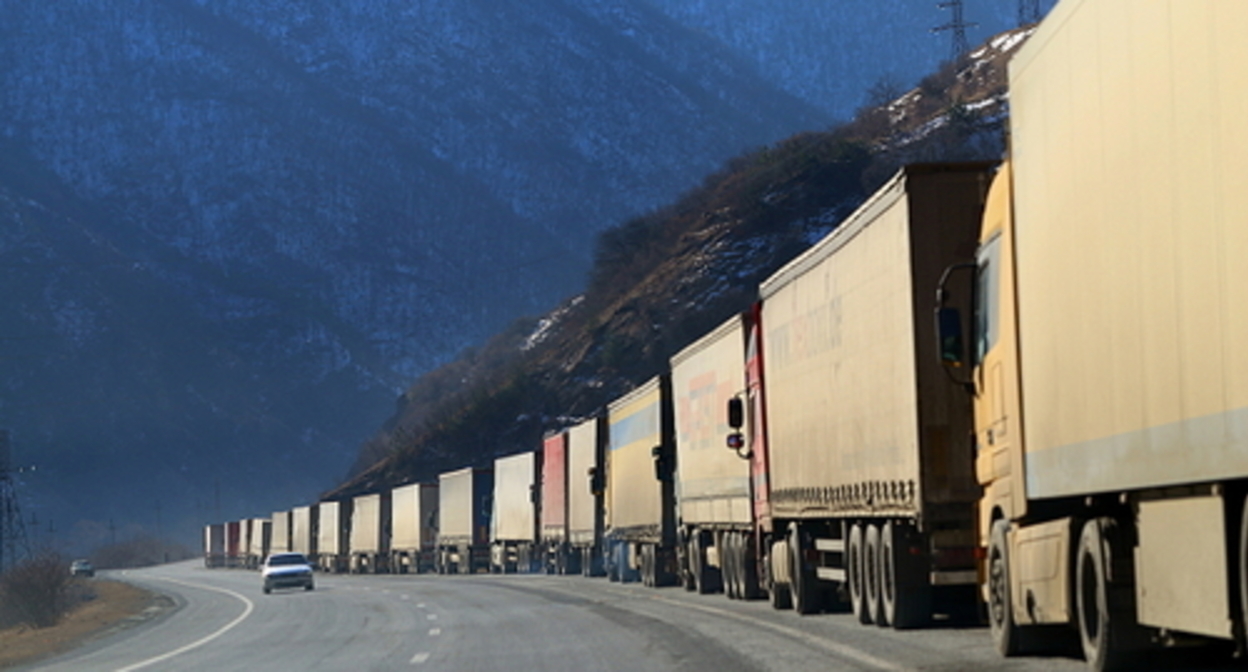 A queue of trucks at the "Kazbegi" checkpoint. Georgia, 2020. Photo: lovetano.com