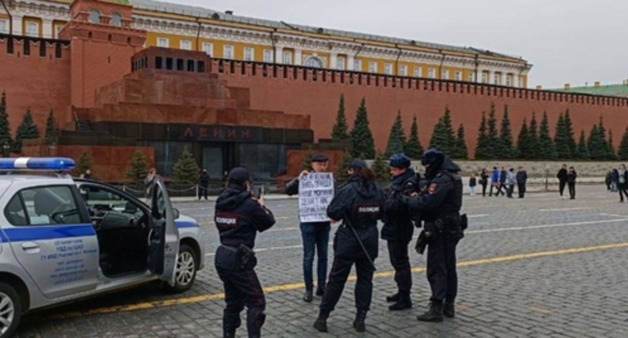 Law enforcers ask questions in connection with a picket held by Oleg Orlov, Moscow, April 10, 2022. Photo: HRC ‘Memorial’* https://t.me/polniypc/2219