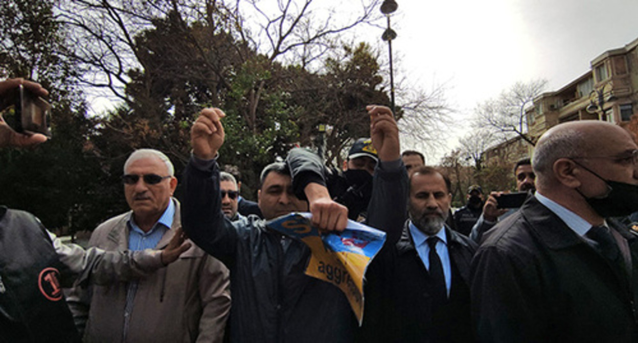 Protest rally in front of the Russian Embassy in Baku. Photo by Faik Medjid for the Caucasian Knot