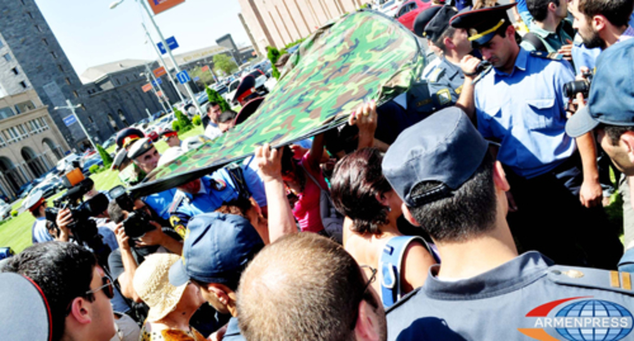 Opponents of the discussion of the Nagorno-Karabakh status in the Yerevan square. Photo https://armenpress.am/rus/news/727946/policeiyskie-ne-razreshili-aktivistam-ustanovit-palatki.html