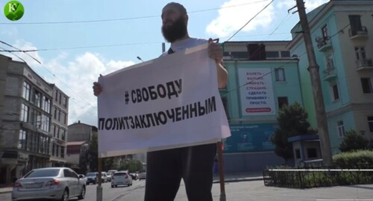 The journalist Idris Yusupov at a picket in Makhachkala. Screenshot of the video by the "Caucasian Knot" www.youtube.com/watch?v=8pwh968l-xI