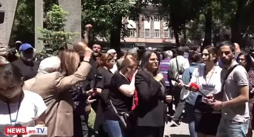 Opposition rally in Yerevan. Screenshot:  NEWS AM, https://www.youtube.com/watch?v=4Jh3_fE7acE