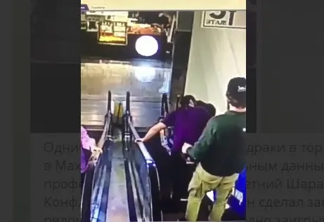 Kiss on an escalator in the shopping center of Makhachkala. Image made from video posted by Novoye Delo Telegram Channel on June 8, 2022, https://t.me/novoedelo/9461