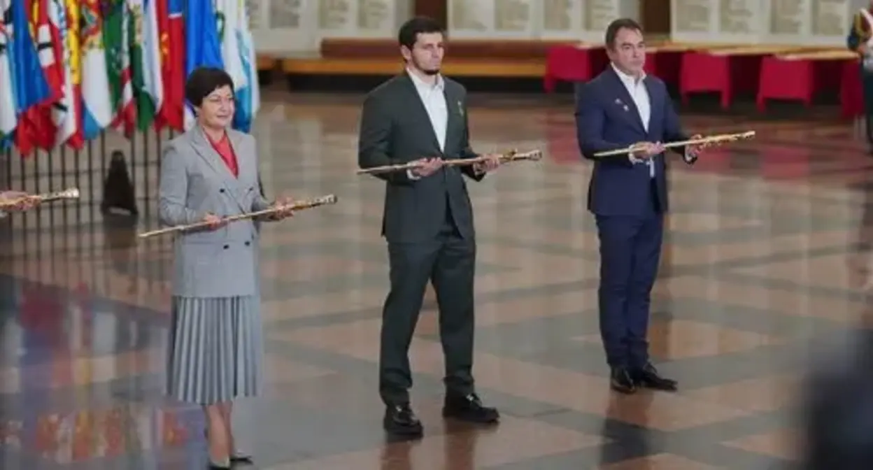 Khas-Magomed Kadyrov, the Grozny Mayor (in the center), is awarded with the commemorative "Sword of Victory." Photo: press service of the administration of Grozny https://grozmer.ru/images/photos/article3899.jpg