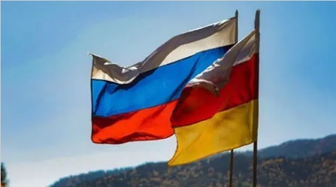 Flags of South Ossetia and Russia. Photo: cominf.org https://www.grozny-inform.ru/news/politic/131615/