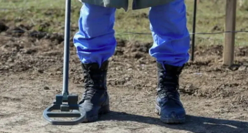 A sapper searches for mines. Photo by Aziz Karimov for the "Caucasian Knot"