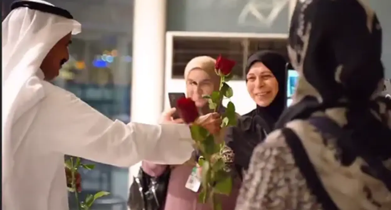 Meeting the pilgrims at the Madinah airport. Screenshot of the video on the Telegram channel of the Dagestani Muftiate https://t.me/muftiyat_rd/6146