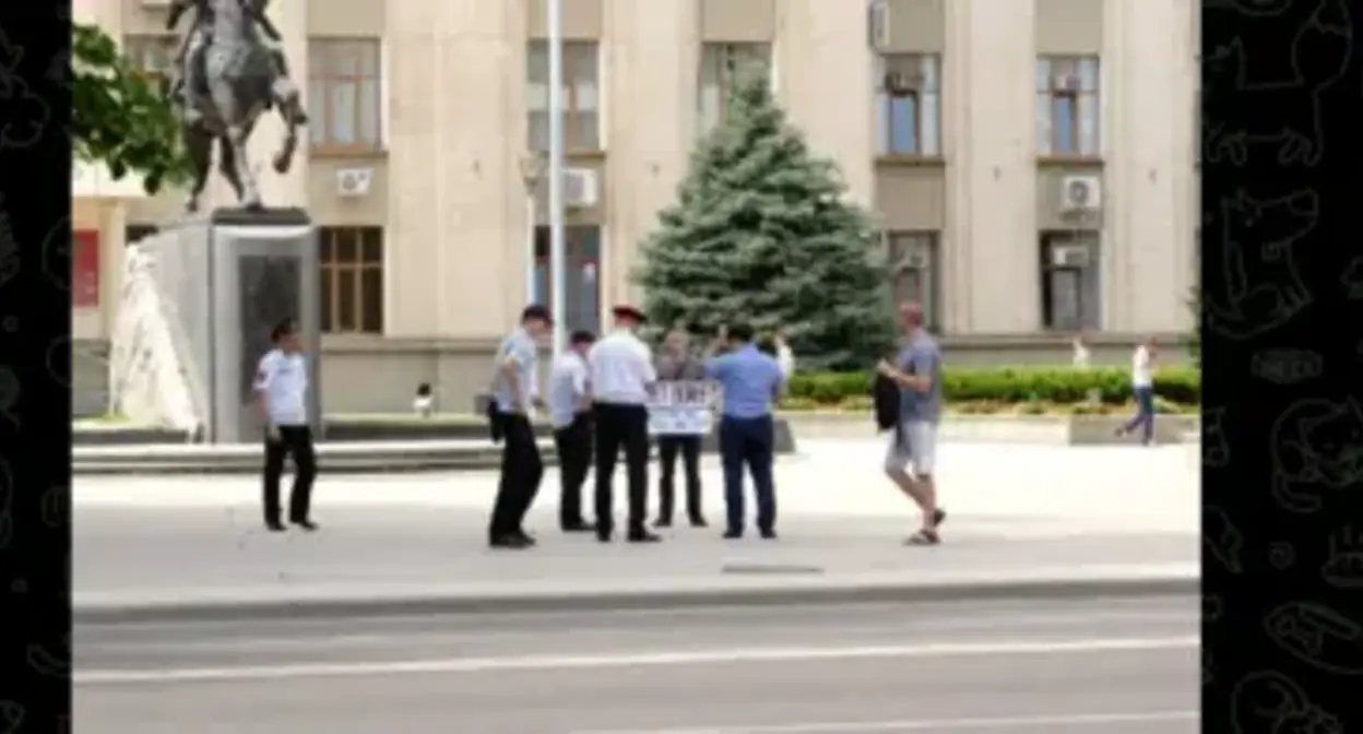 The police detained Alexander Aksyonov from Krasnodar. Screenshot of the video https://t.me/ovdinfolive/11407