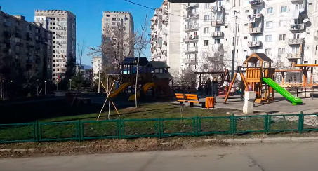 A yard in the Tbilisi Mukhiani district. Screenshot of the video https://www.youtube.com/watch?v=FKqZ1BINJnc