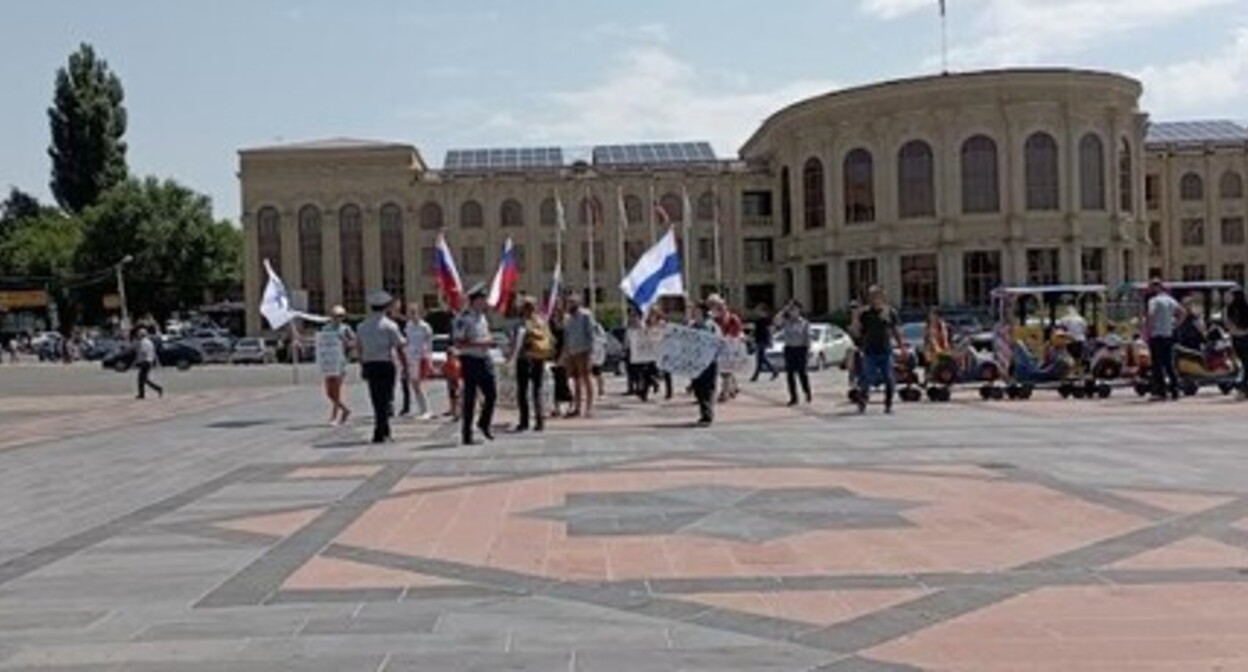 A pacifist march held by Russian citizens in Gyumri, July 31, 2022. Photo by Roman Kuzhev for the Caucasian Knot