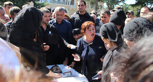 Inal Djabiev’s funeral, August 31, 2020. Photo: respublikarso.org, https://respublikarso.org/elections/3277-chinval-prostilsya-s-zaschitnikom-otechestva-inalom-dzhabievym-fotoreportazh.html