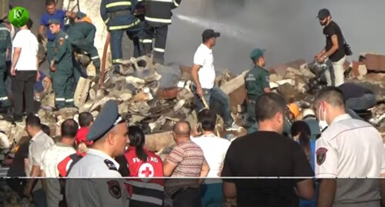 Clearing rubble at the site of an explosion in a shopping center in Yerevan. Screenshot: https://www.youtube.com/watch?v=rm---YCig84