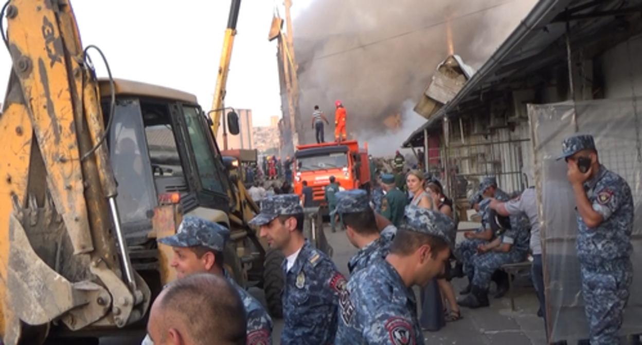 Cleaning the aftermath of the explosion at the ‘Surmalu’ shopping center in Yerevan, August 14, 2022. Photo by Armine Martirosyan for the Caucasian Knot