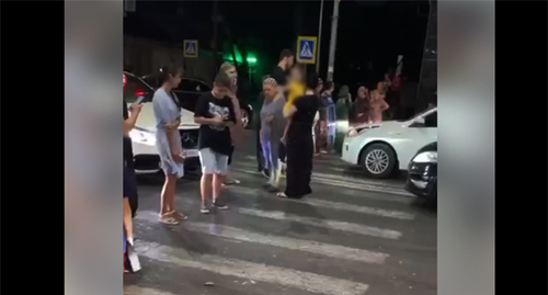 Residents of Yaragsky street in Makhachkala block the street. Screenshot: https://t.me/mandat_mahaeva/5065