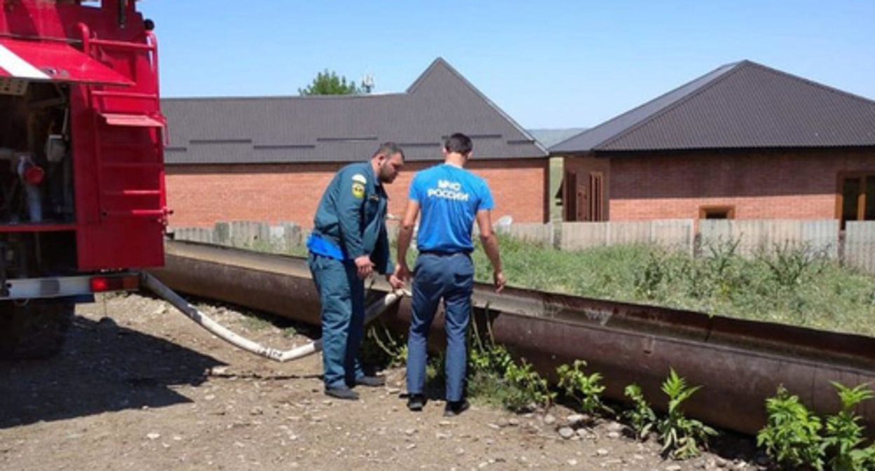 The officers of the Ministry for Emergencies in the village of Inarki, Malgobek District of Ingushetia. Photo https://gazetaingush.ru/news/zhiteli-ingushskogo-sela-inarki-dve-nedeli-sidyat-bez-vody-iz-za-nepoladok-na-nasosnoy-stancii