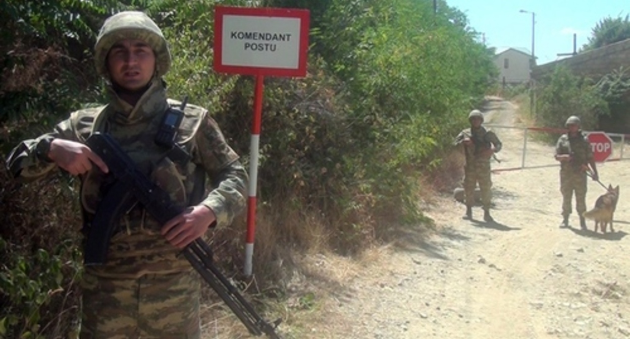 Military police officers in the Lachin corridor. Photo courtesy of the press service of the Ministry of Defense of Azerbaijan, https://mod.gov.az/az/news/lacin-seheri-zabux-ve-sus-kendlerinde-herbi-polisin-xidmeti-fealiyyeti-teskil-edilib-video-41692.html