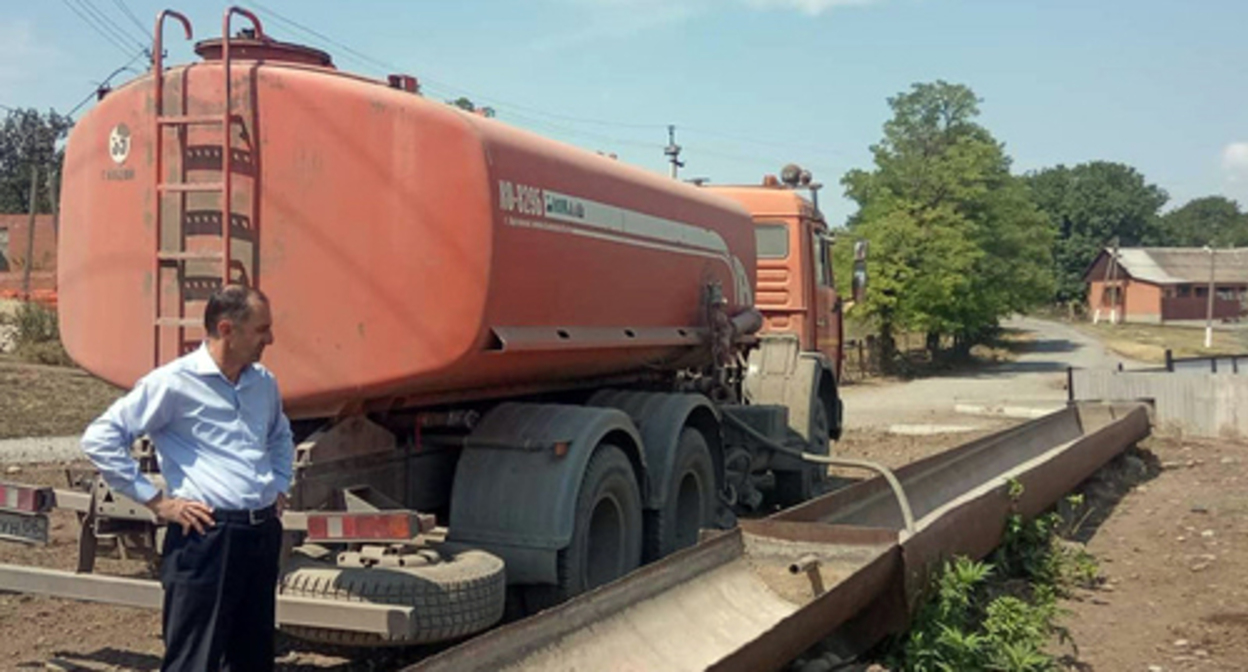 Water supply in the village of Inarki (Ingushetia). Photo: https://gazetaingush.ru/obshchestvo/bitva-za-vodu-protivostoyanie-mezhdu-administraciey-sela-inarki-i 