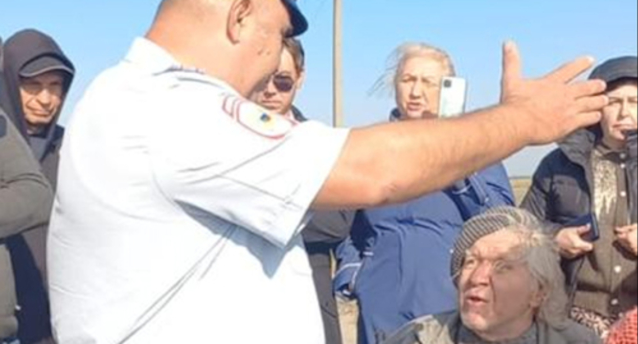 The opponents of the landfill in the village of Poltavskaya talk to a police officer. Photo from the "Poltavskaya against landfill" Telegram channel