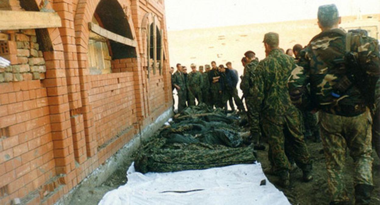 Bodies of the fighters of the Commandant's regiment in the territory of the military commander's office, 2000. Photo: Svm-1977 https://ru.wikipedia.org