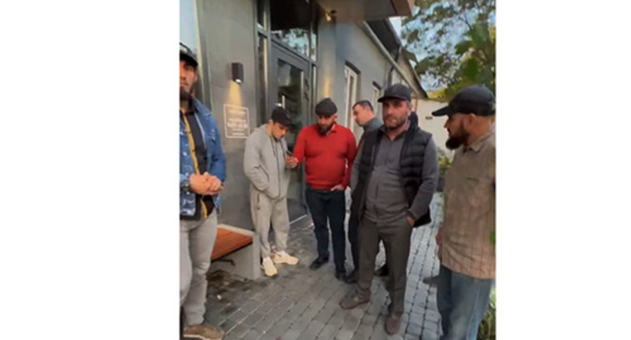 A group of residents of Dagestan has gathered in Makhachkala near the store to demand an apology from the organizers of the show. October 19, 2022. Screenshot of the video https://t.me/ushanka05/4040