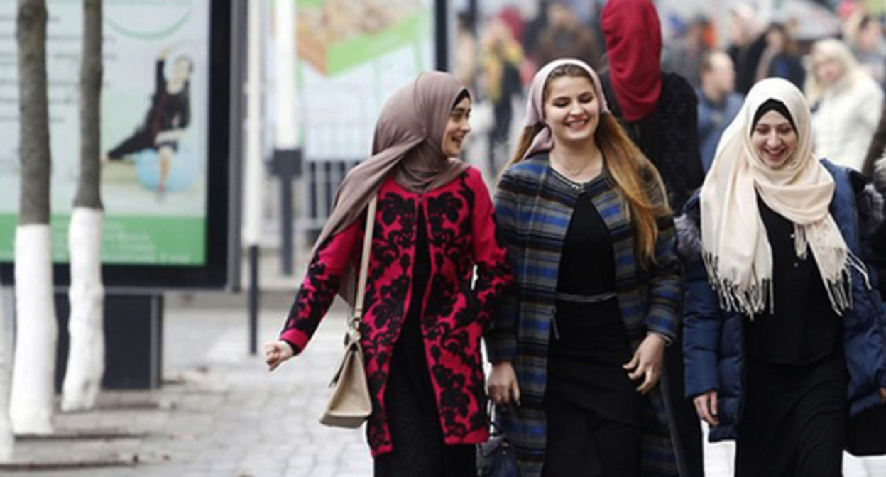 Girls in the streets of Grozny. Photo: https://www.grozny-inform.ru