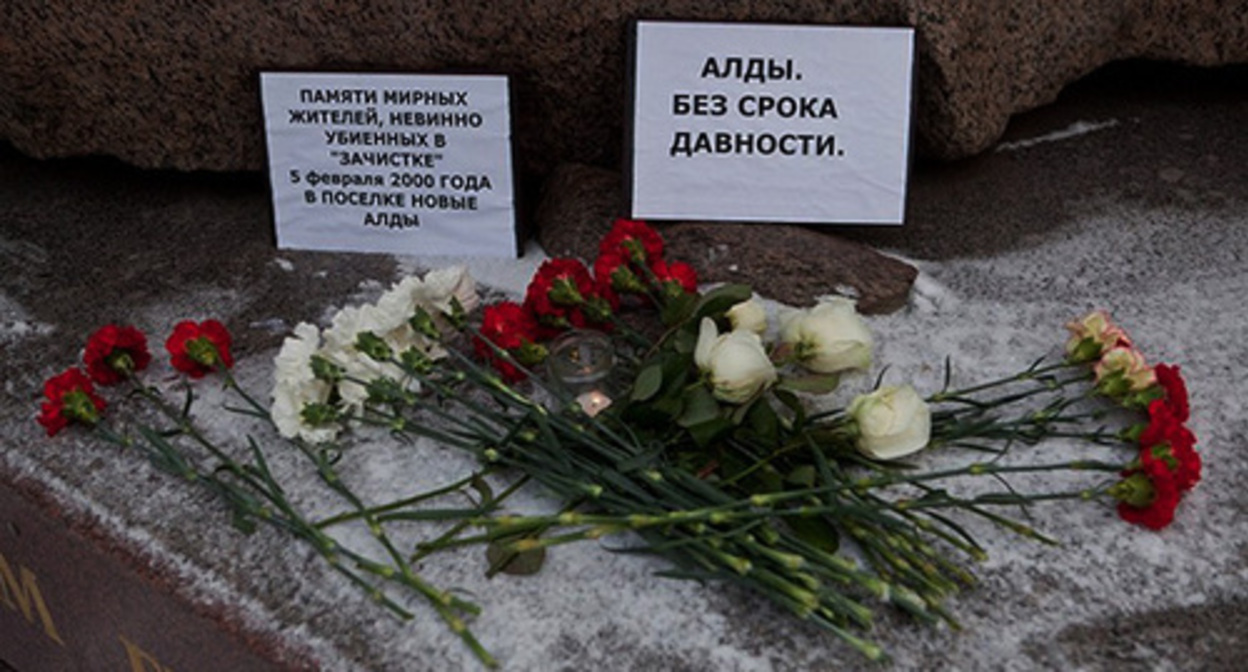 Flowers in memory of those who were killed in the dwelling settlement of Novye Aldy. Photo by Yelena Lukyanova https://novayagazeta.spb.ru