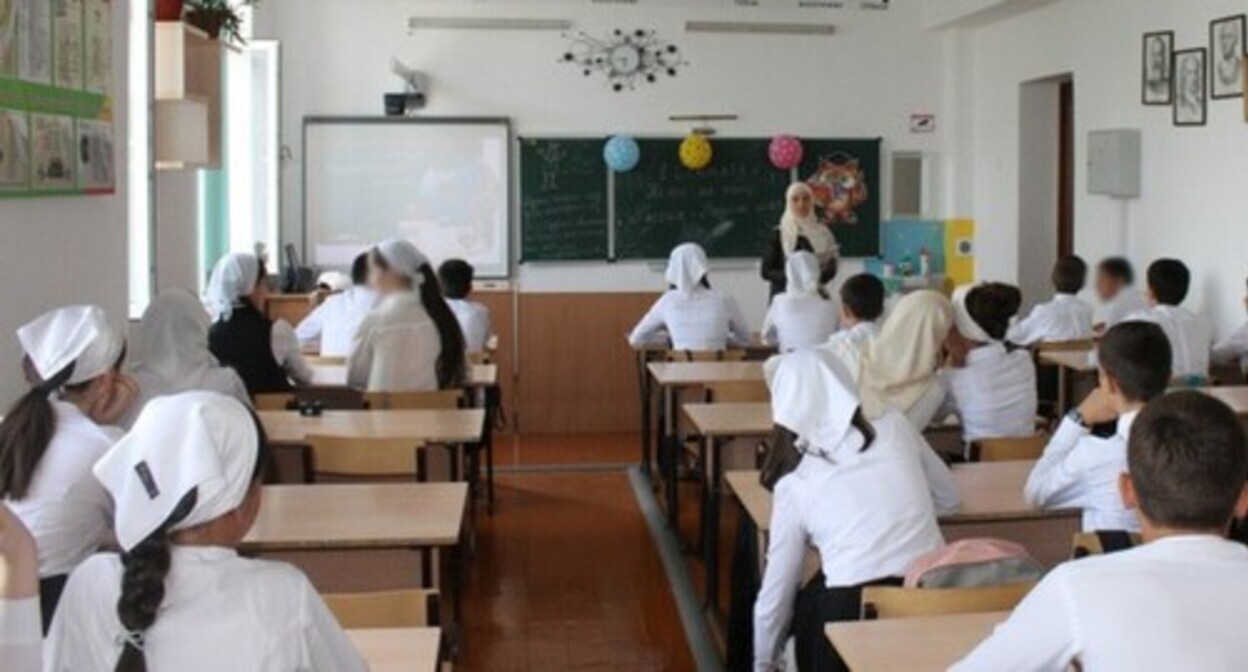 A lesson at school in Chechnya. Photo: https://onf.ru/2018/09/04/v-shkolah-chechni-po-iniciative-narodnogo-fronta-proshla-akciya-urok-rossii/
© onf.ru