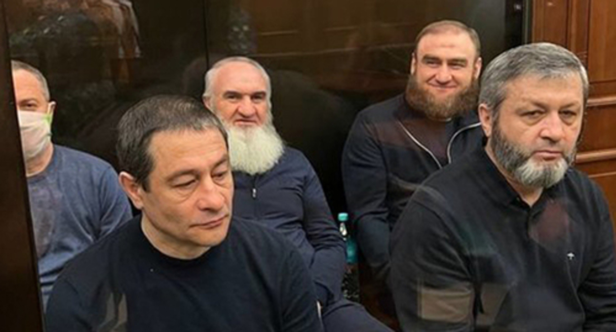 Rauf Arashukov (in the back on the right) and Raul Arashukov (in the back in the center) in the courtroom. Photo: t.me/moscowcourts