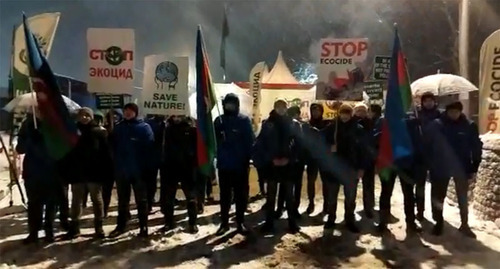 Residents of Azerbaijan at a protest action in the Lachin Corridor. Screenshot of the video https://apa.az/ru/vnutrennyaya-politika/nesmotrya-na-sneznuyu-pogodu-protesty-na-doroge-lacin-xankendi-prodolzayutsya-uze-28-dnei-foto-video-506129