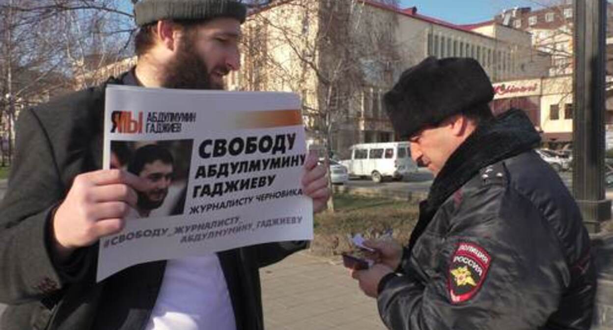 Idris Yusupov talking to the law enforcers during a picket. Photo by the "Caucasian Knot" correspondent