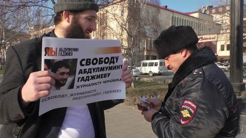 Idris Yusupov talking to the law enforcers during a picket. Photo by the "Caucasian Knot" correspondent