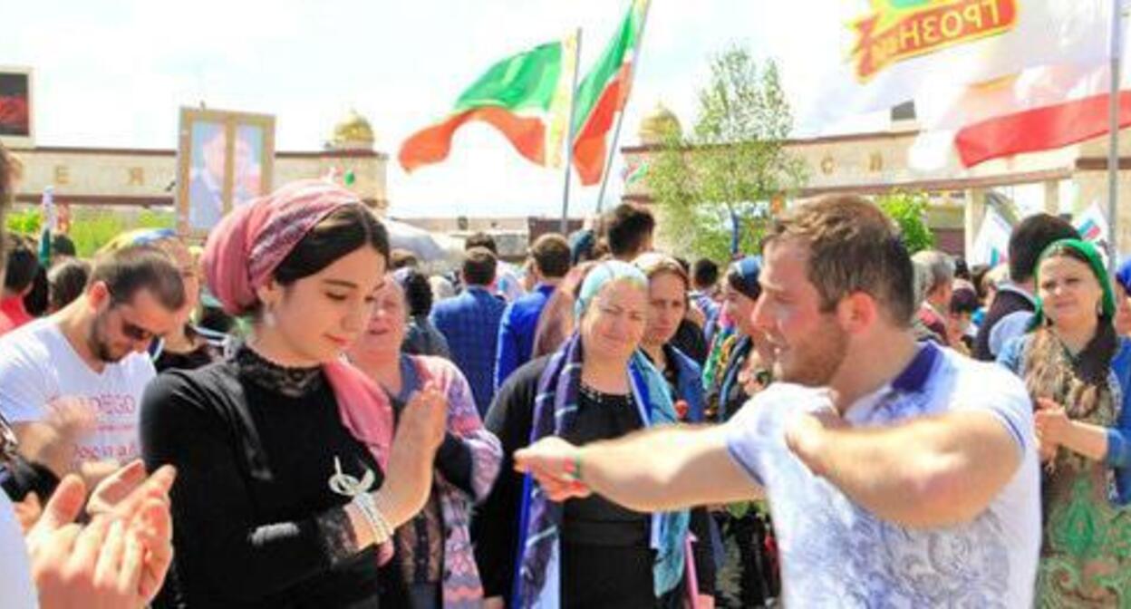 Young people are dancing lezginka. Photo by Magomed Magomedov for the "Caucasian Knot"