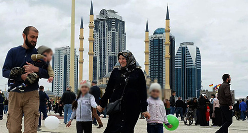 A Chechen family in the streets of Grozny. Photo: Grozny Inform https://www.grozny-inform.ru/news/society/130296/