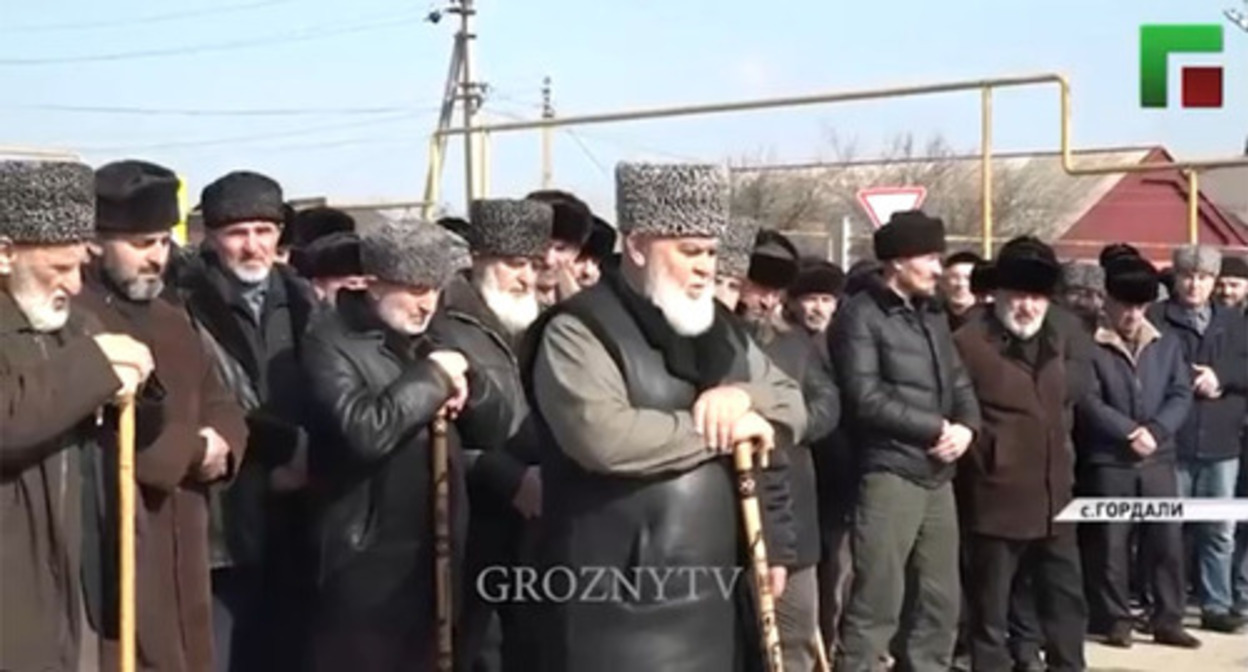 A rite of reconciliation of family feuds. Screenshot of the report by the "Grozny" ChGTRK (State TV and Radio Broadcasting Company) https://www.instagram.com/p/CpH6BFojm9G/?hl=ru