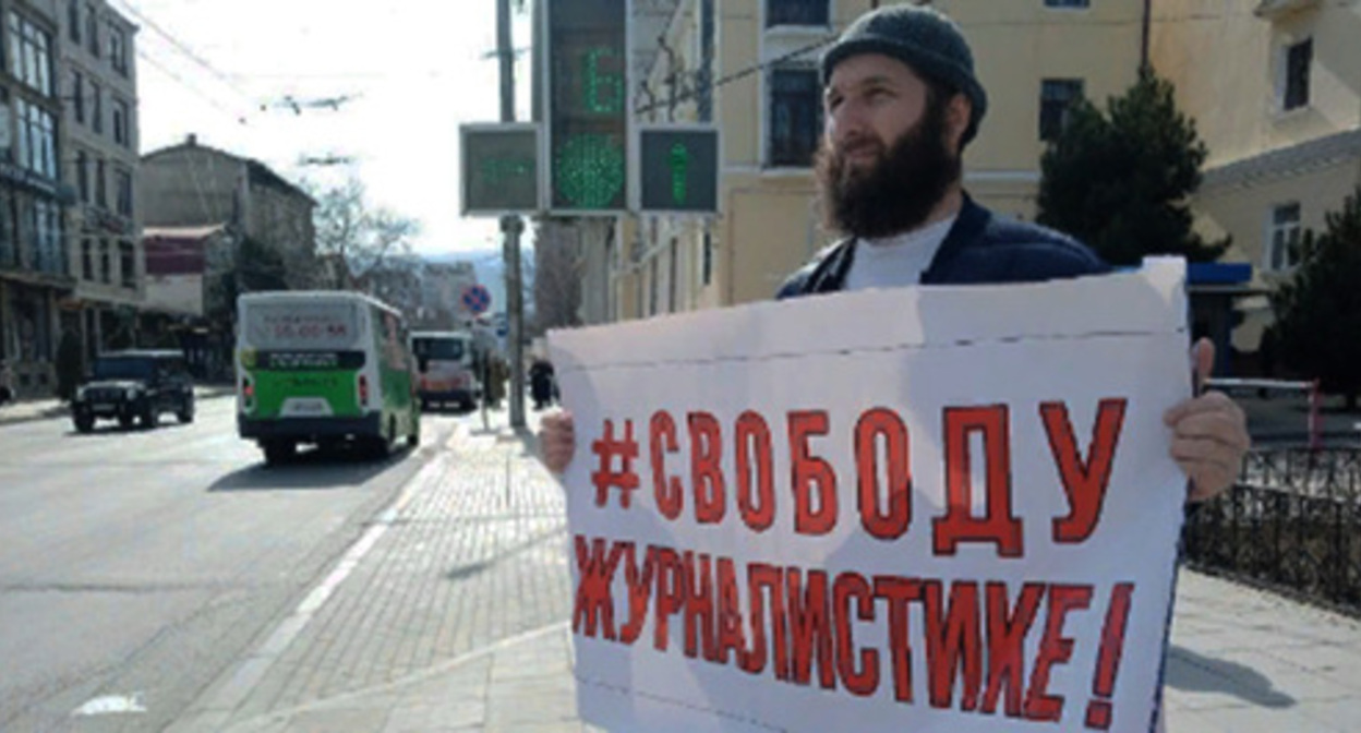 Idris Yusupov at a solo picket. Makhachkala, March 13, 2023. Screenshot https://t.me/chernovik/47570