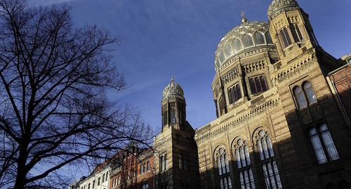 A Berlin synagogue, photo: https://ru.wikipedia.org/wiki/%D0%9D%D0%BE%D0%B2%D0%B0%D1%8F_%D1%81%D0%B8%D0%BD%D0%B0%D0%B3%D0%BE%D0%B3%D0%B0_(%D0%91%D0%B5%D1%80%D0%BB%D0%B8%D0%BD)