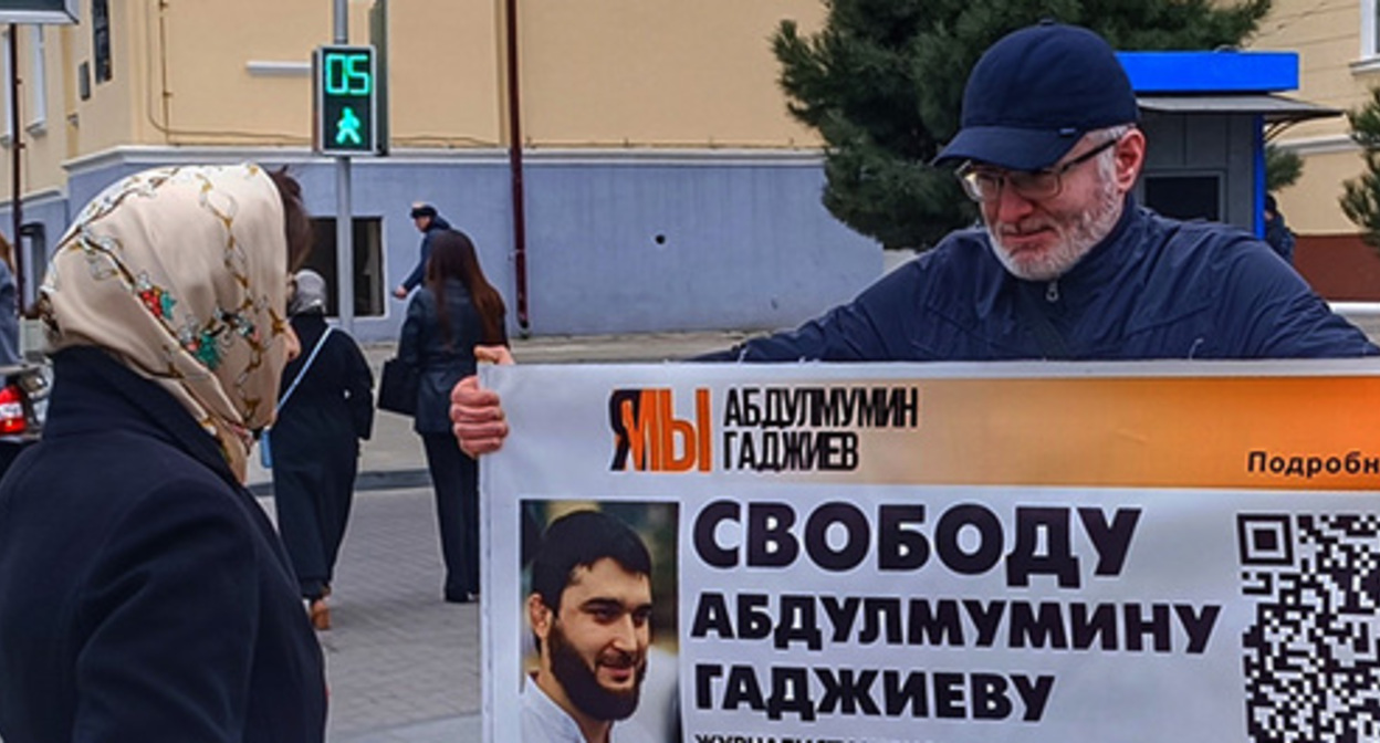 Magomed Magomedov standing in a solo picket. Makhachkala, March 2023. Photo by the "Caucasian Knot" correspondent