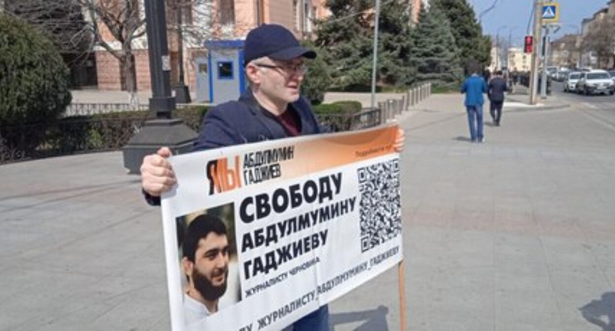 Magomed Magomedov at a solo picket. Photo from the Telegram channel of the Chernovik.net