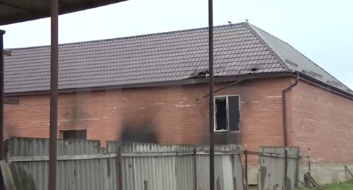 The house in the village of Zyazikov-Yurt where alleged militants were hiding. Screenshot of the video posted on the Telegram channel of the "Izvestiya" on April 8, 2023, https://t.me/izvestia/127602