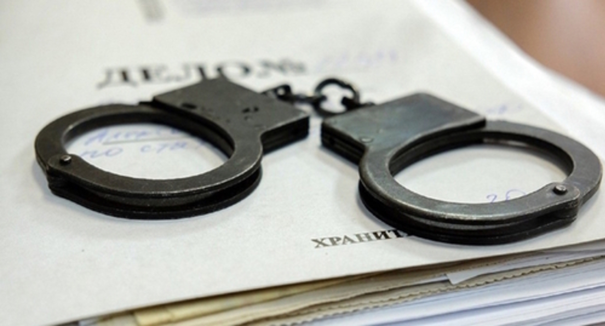 A criminal case and handcuffs. Photo: Yelena Sineok, Yuga.ru