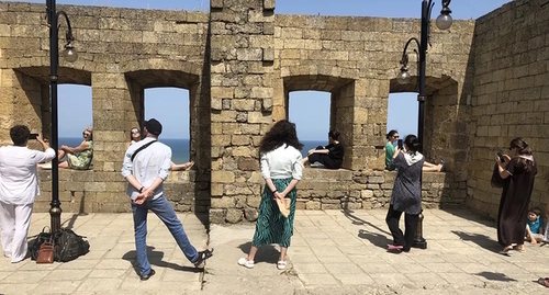 Tourists in Dagestan, photo by the RIA Derbent