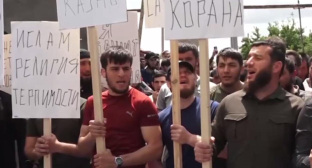 Participants of the action near the SIZO (pre-trial prison) in Grozny. Screenshot of the video posted on the Telegram channel of the Grozny Inform on May 27, 2023 https://t.me/groznyinform/22326